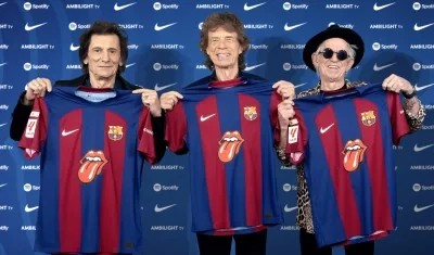 Ronnie Wood, Mick Jagger y Keith Richards exhiben la camiseta especial del Barcelona para el clásico contra Real Madrid.