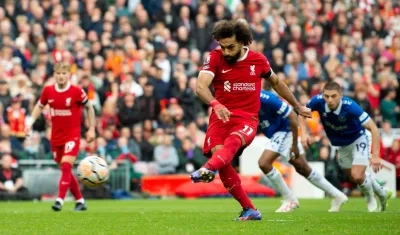 El egipcio Mohamed Salah marca de penalti el primer gol del Liverpool. 