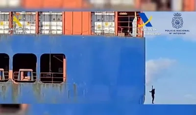 La Guardia Civil captó el momento en que los hombres se lanzan al mar