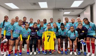 La Selección Colombia femenina con la camiseta de Luis Díaz. 