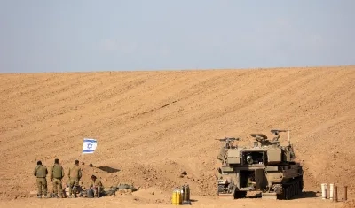 Soldados israelíes permanecen a lo largo de la frontera con Gaza, en el sur de Israel.