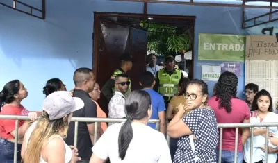 Oficiales de Policía en la entrada del Colegio Noroccidental sede Villa Muvdi.