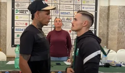 Nike Therán (izquierda) frente a frente con Michael Magnesi, su rival del viernes. 