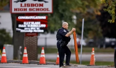 La Policía monta guardia para hallar al sospechoso del tiroteo masivo en Lisboa, Maine