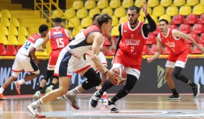 Javi González, de Titanes, intenta detener un ataque de Cóndores. 