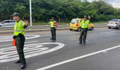 Oficiales haciendo su labor en una de las vías de la ciudad.