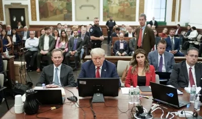  Donald Trump junto a sus abogados Christopher Kise y Alina Habba durante el juicio.
