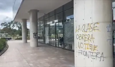 Parte de los actos de vandalismo contra la Embajada de Israel en Bogotá.