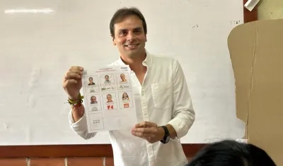 Alfredo Varela ejerciendo su derecho al voto en el Biffi La Salle.