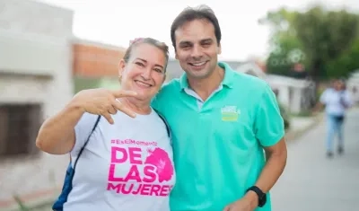 El candidato Alfredo Varela con una de sus simpatizantes