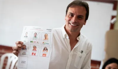 Alfredo Varela ejerciendo su derecho al voto este domingo.