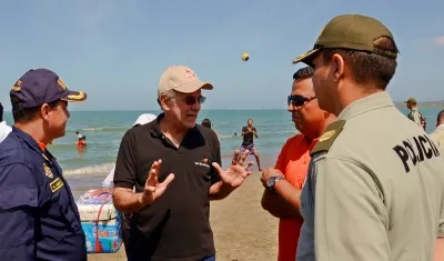 El candidato Eduardo Verano durante un recorrido por las playas del Atlántico