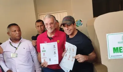 Eduardo Verano junto a Alex Char, quien acompañó a votar al candidato a la Gobernación.