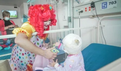 Verónica Alcocer dialoga con un niño hospitalizado en Bogotá