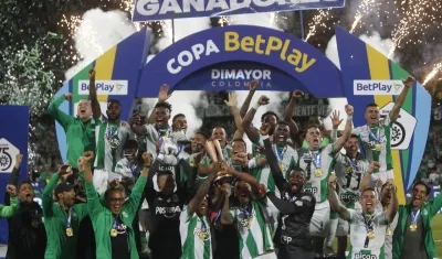 Los jugadores de Nacional tras recibir el trofeo que los consagra campeones de la Copa Colombia. 