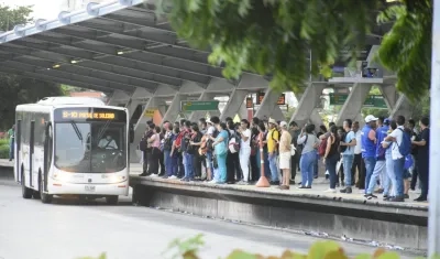 Usuarios afectados por el mal servicio de Transmetro