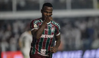 Jhon Arias celebra tras marcar el segundo gol de Fluminense contra Santos. 