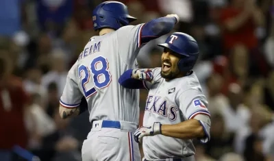 Marcus Semien celebra con Jonah Heim tras conectar un jonrón de tres carreras en el tercer inning.