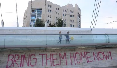 Mural pidiendo al Gobierno israelí que traiga a casa a los rehenes secuestrados por Hamas.