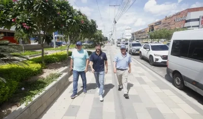 El Alcalde Jaime Pumarejo inspeccionando la calle 30.