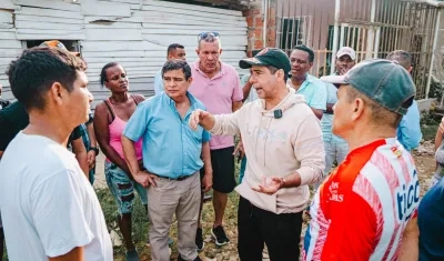 Alex Char junto a los vecinos del barrio La Esmeralda.