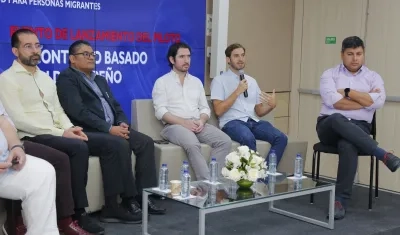 Alfredo Carbonell, gerente de Desarrollo Social del Distrito de Barranquilla junto a otros delegados.