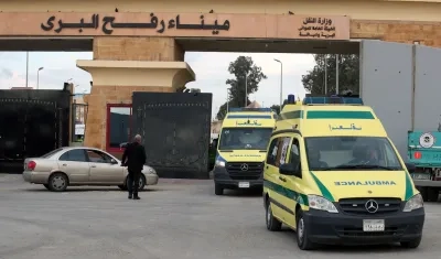 Ambulancias cruzan el paso fronterizo de Rafah entre la Franja de Gaza y Egipto.