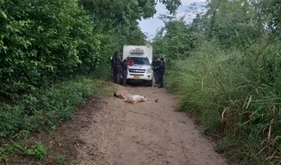 El CTI de la Fiscalía llegó a la trocha a realizar la inspección del cuerpo. 