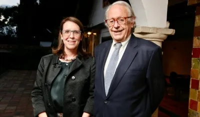 Carolina Wiesner Ceballos, directora del Instituto Nacional de Cancerología, y Carlos Roberto Pombo Urdaneta, presidente de la Sociedad de Mejoras y Ornato de Bogotá.