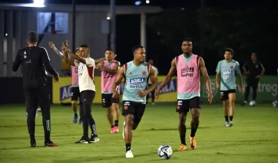 Willer Ditta transportando el balón en uno de los entrenamientos de la selección Colombia.