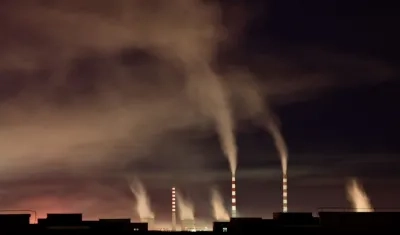 Chimeneas de una planta de energía de carbón emiten humo en una imagen en China.