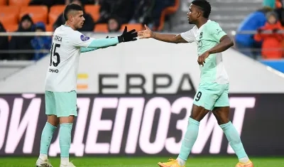 Jhon Córdoba celebrando su gol con uno de sus compañeros en Rusia.