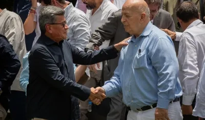 Pablo Beltrán, jefe de la delegación del ELN, saludando a Otty Patiño, jefe de la delegación del Gobierno.