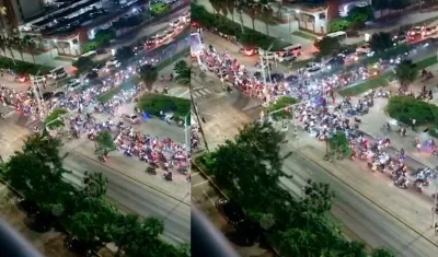 Una caravana de motos transportándose por Barranquilla.