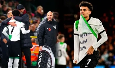 Luis Díaz celebrando el gol que le dedicó a su padre en su reciente partido.