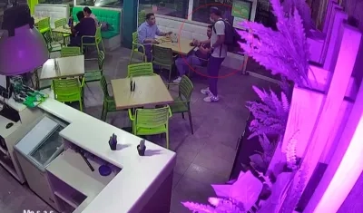 Momento del atraco dentro de un restaurante. 