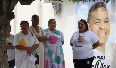 Familiares y vecinos de Luis Díaz en Barrancas, La Guajira. 