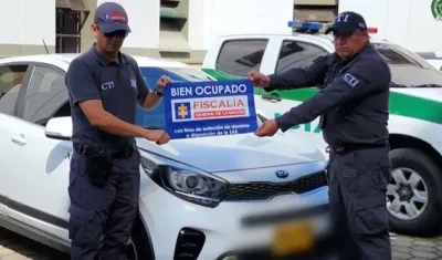 Funcionarios muestran los bienes incautados.