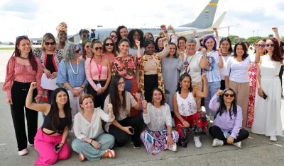 Francia Márquez junto a lideresas.