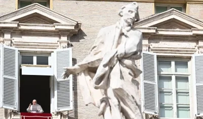 El papa Francisco dirige su oración del Ángelus desde la ventana de su oficina.