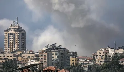 Explosiones sobre Gaza este lunes por los ataques israelíes.