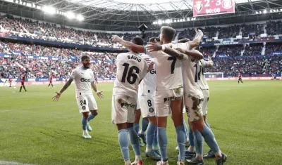 Los jugadores del Girona celebrante ante el Osasuna.