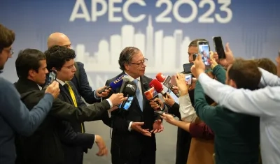 Gustavo Petro hablando con los periodistas en Estados Unidos.
