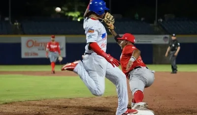 Yeison Coca, de Caimanes, llega quieto a la inicial.