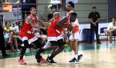 Juan Diego Tello intenta escaparse de la marca de un jugador de Caribbean Storm.