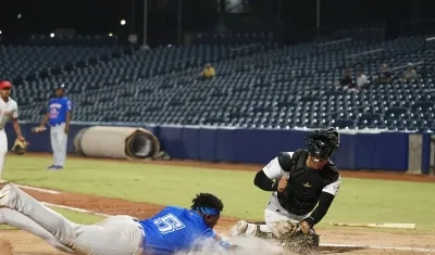 Jesús Marriaga anota la séptima carrera de Caimanes el octavo inning. 