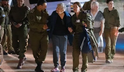 Algunos de los rehenes del grupo islamista Hamás tras ser rescatados.