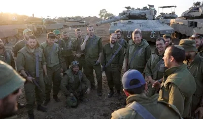 Soldados israelíes en una sesión informativa durante el alto al fuego temporal.
