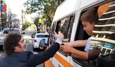 Javier Milei saludando a los niños.
