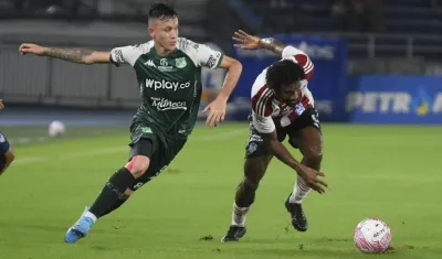 Didier Moreno luchando por un balón ante el Deportivo Cali.